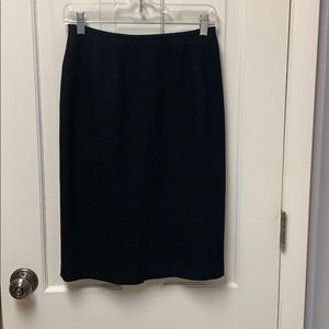 💥 $5 if bundled - Size 4 pencil Skirt Lined Slit in back